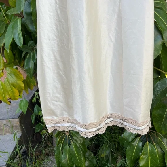 Vintage Vanity fair nude/ Cream lace slip dress! - Picture 2 of 6